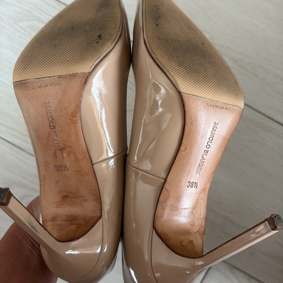 Manolo Blahnik Stiletto Heels with Pointed Toe and Glossy Finish - Picture 5 of 6